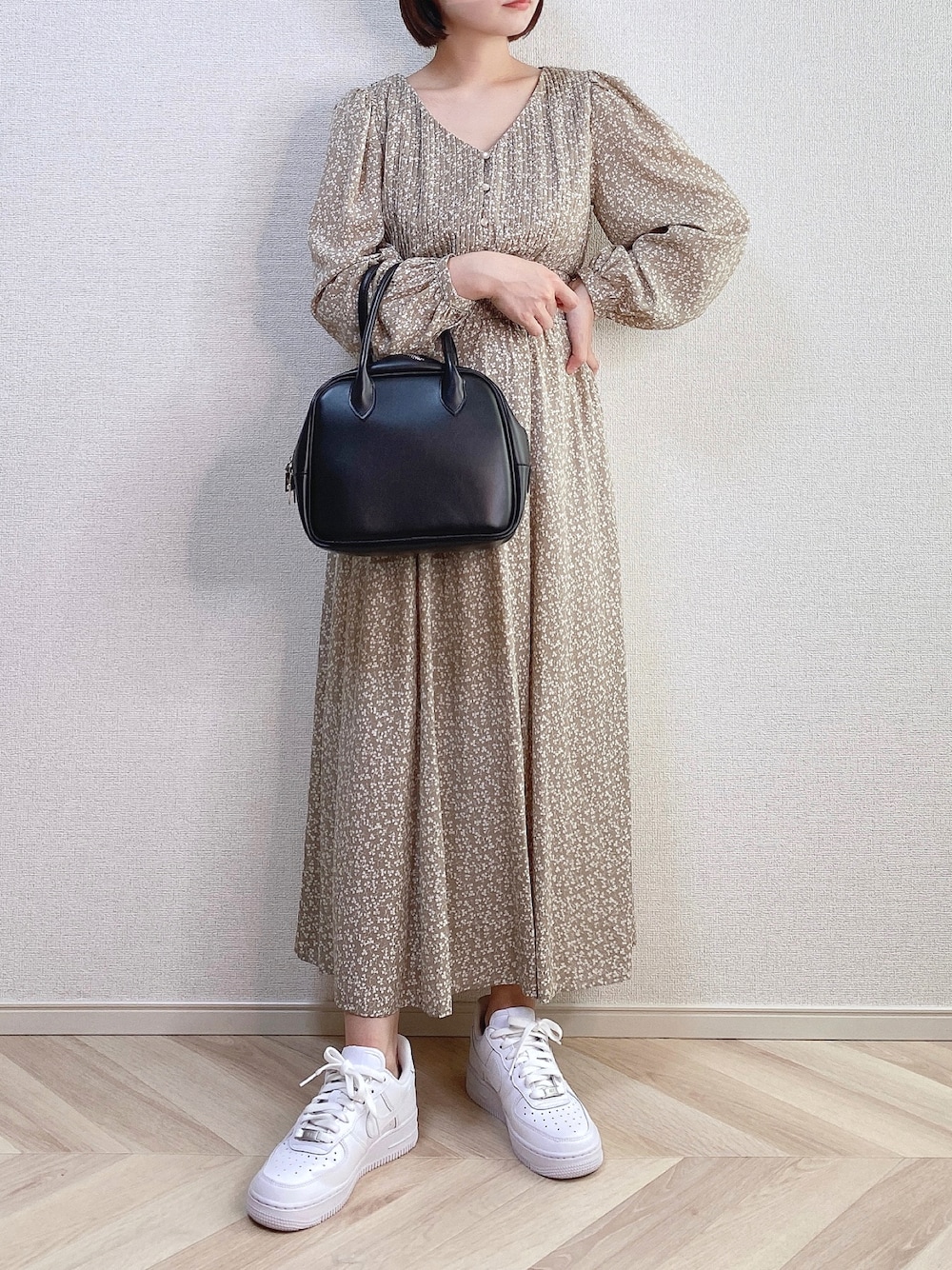 「低身長、大人カジュアル、オトナカジュアル、花柄ワンピース、スニーカーコーデ、ゆるコーデ、秋コーデ、ボストンバッグ、シンプルコーデ」｜「archivesの【web限定item】花柄長袖プリーツワンピース（ワンピース、ベージュ系）」を使った、a o i *さん（レディース・151cm）の秋コーディネートの1枚目の写真