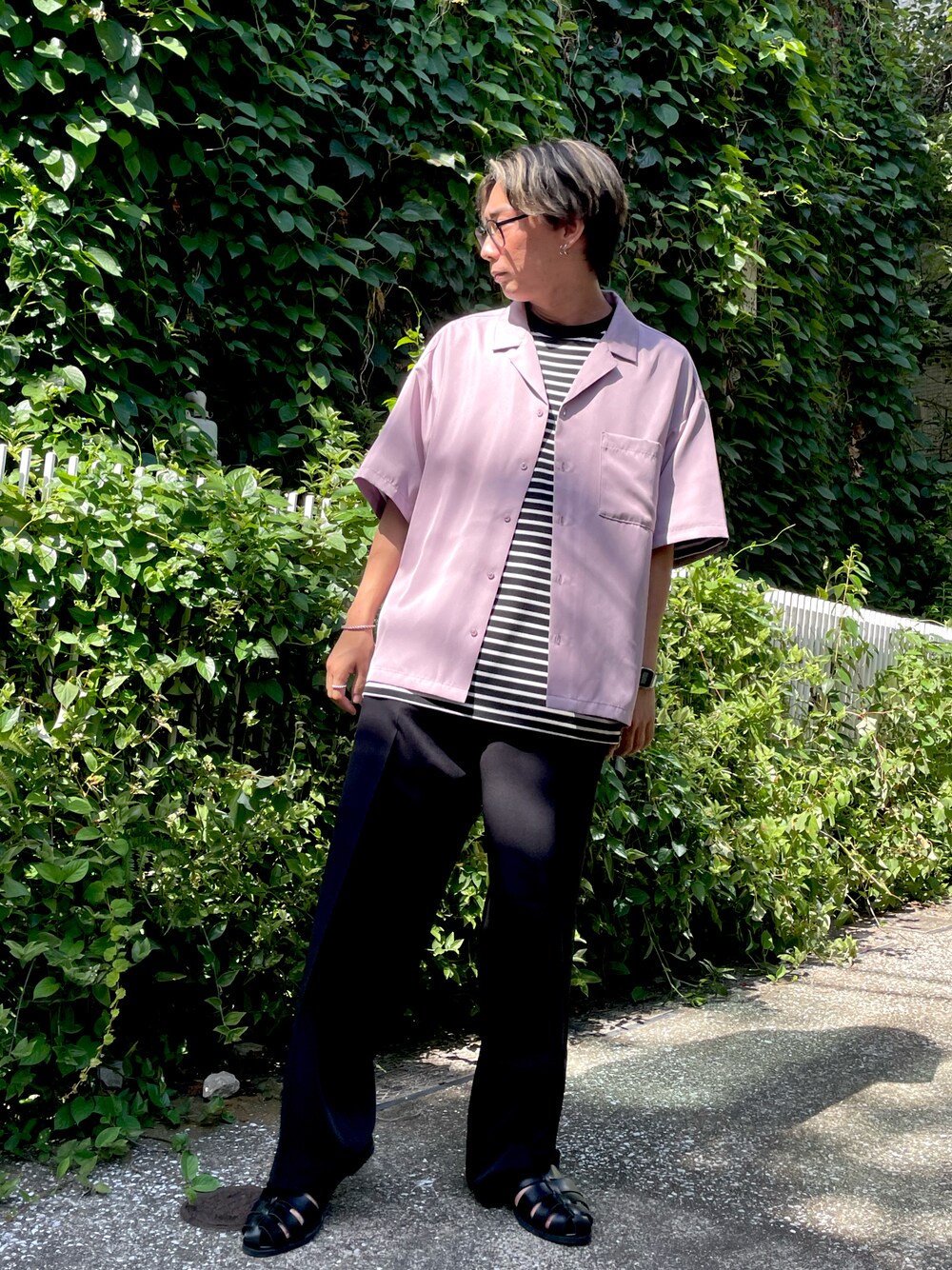 ピンク系のシャツ/ブラウス、ブラック系のTシャツ/カットソー、ブラック系のサンダルを着用したメンズの夏コーディネートの1枚目の写真