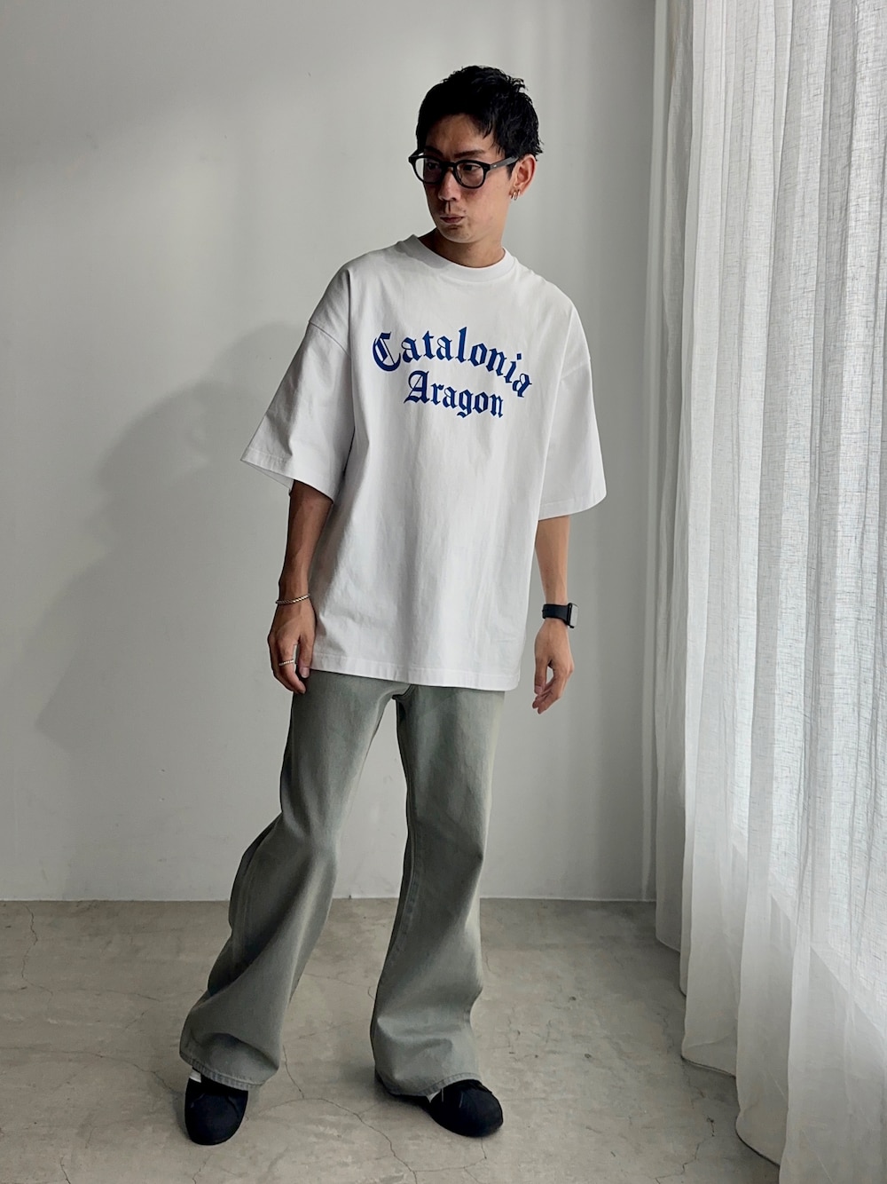 ブラック系のスニーカー、ブルー系のデニムパンツ、ホワイト系のTシャツ/カットソーを着用したメンズの夏コーディネートの1枚目の写真