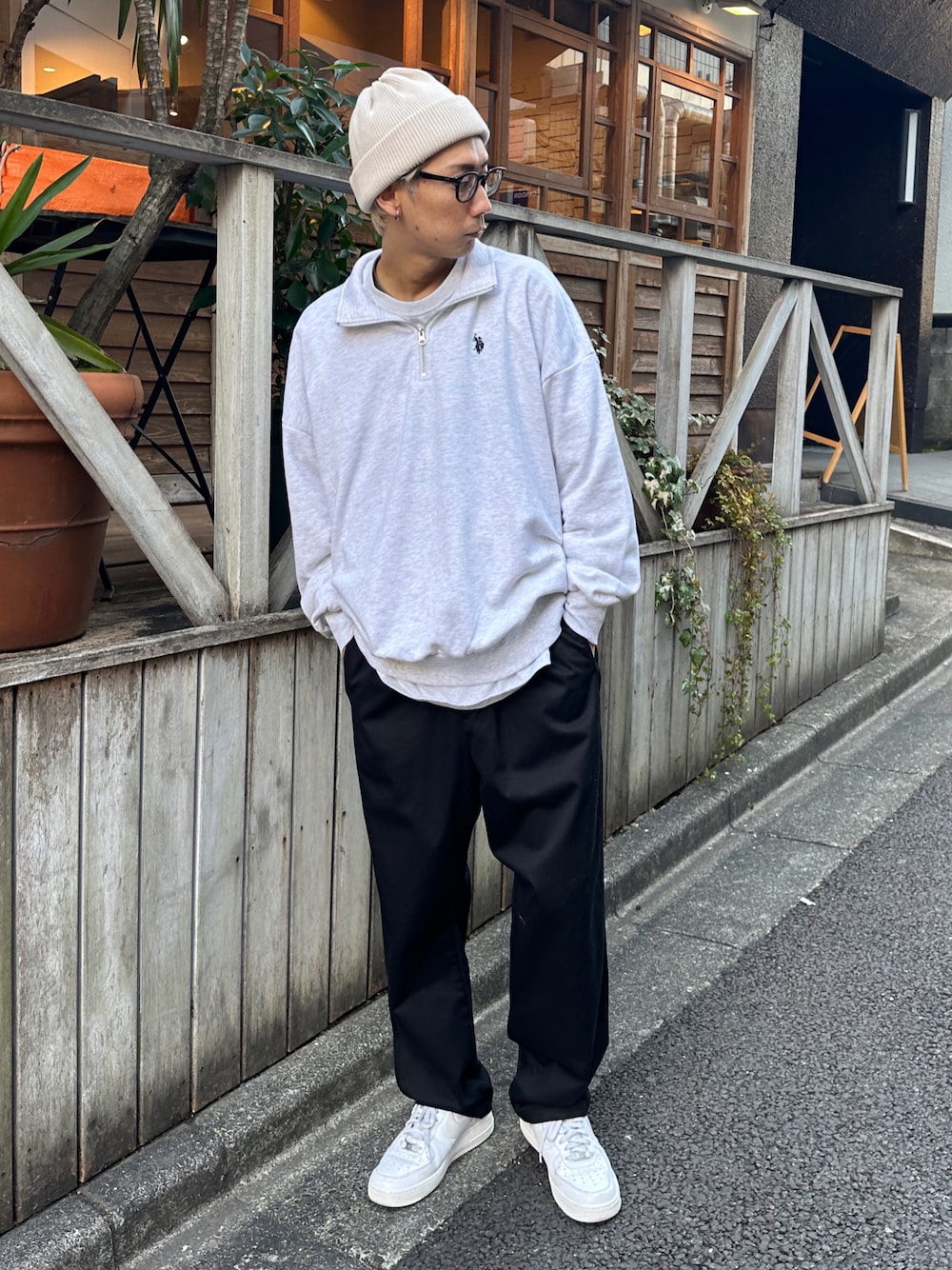 スウェット（グレー系）を使った「ハーフジップ」の人気