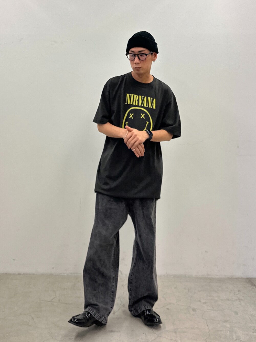 その他のTシャツ/カットソー、ブラック系のデニムパンツ、ブラック系のニットキャップ/ビーニーを着用したメンズの春コーディネートの1枚目の写真