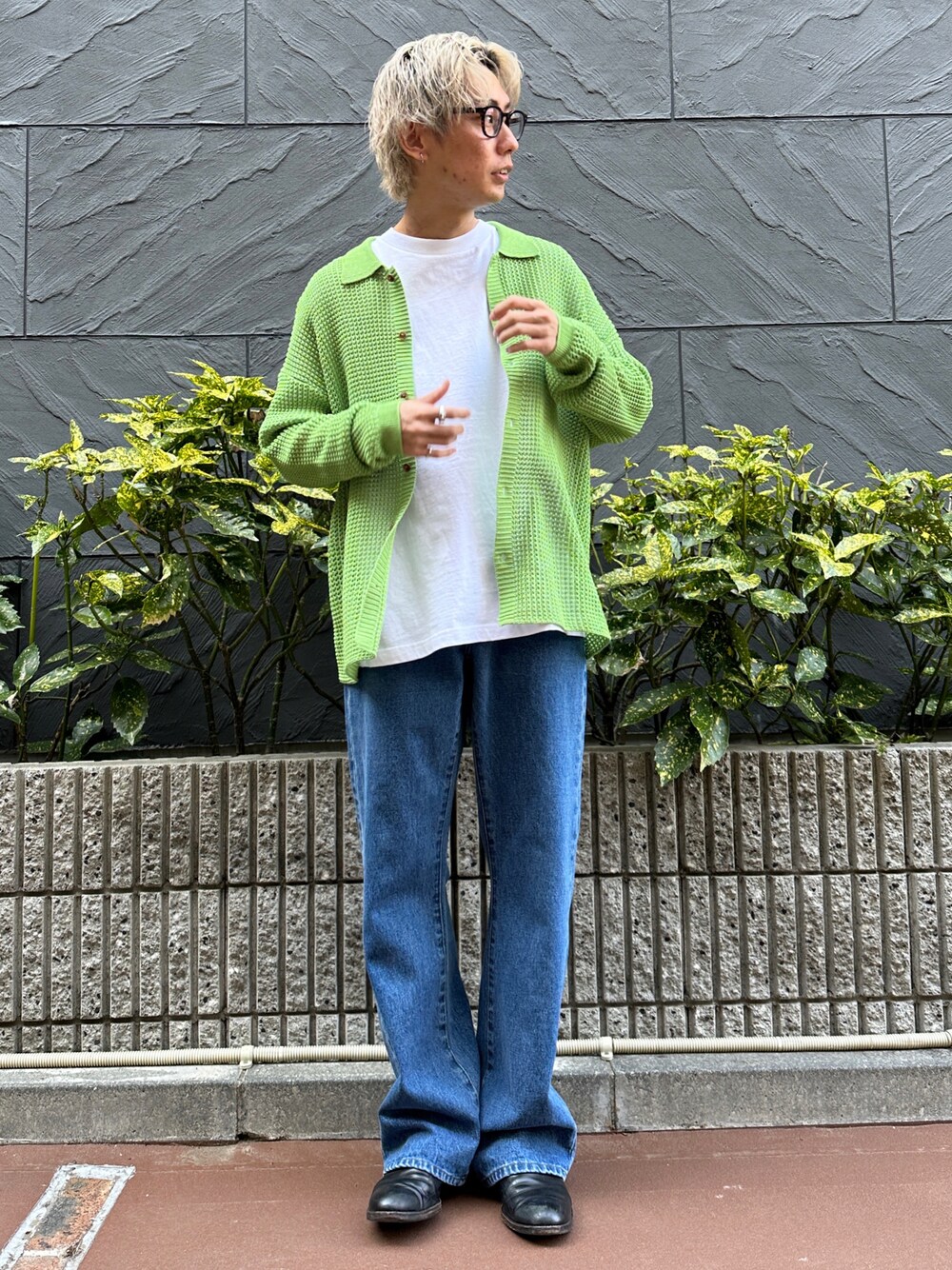 グリーン系のカーディガン/ボレロ、ホワイト系のTシャツ/カットソー、ブルー系のデニムパンツを着用したメンズの春コーディネートの1枚目の写真