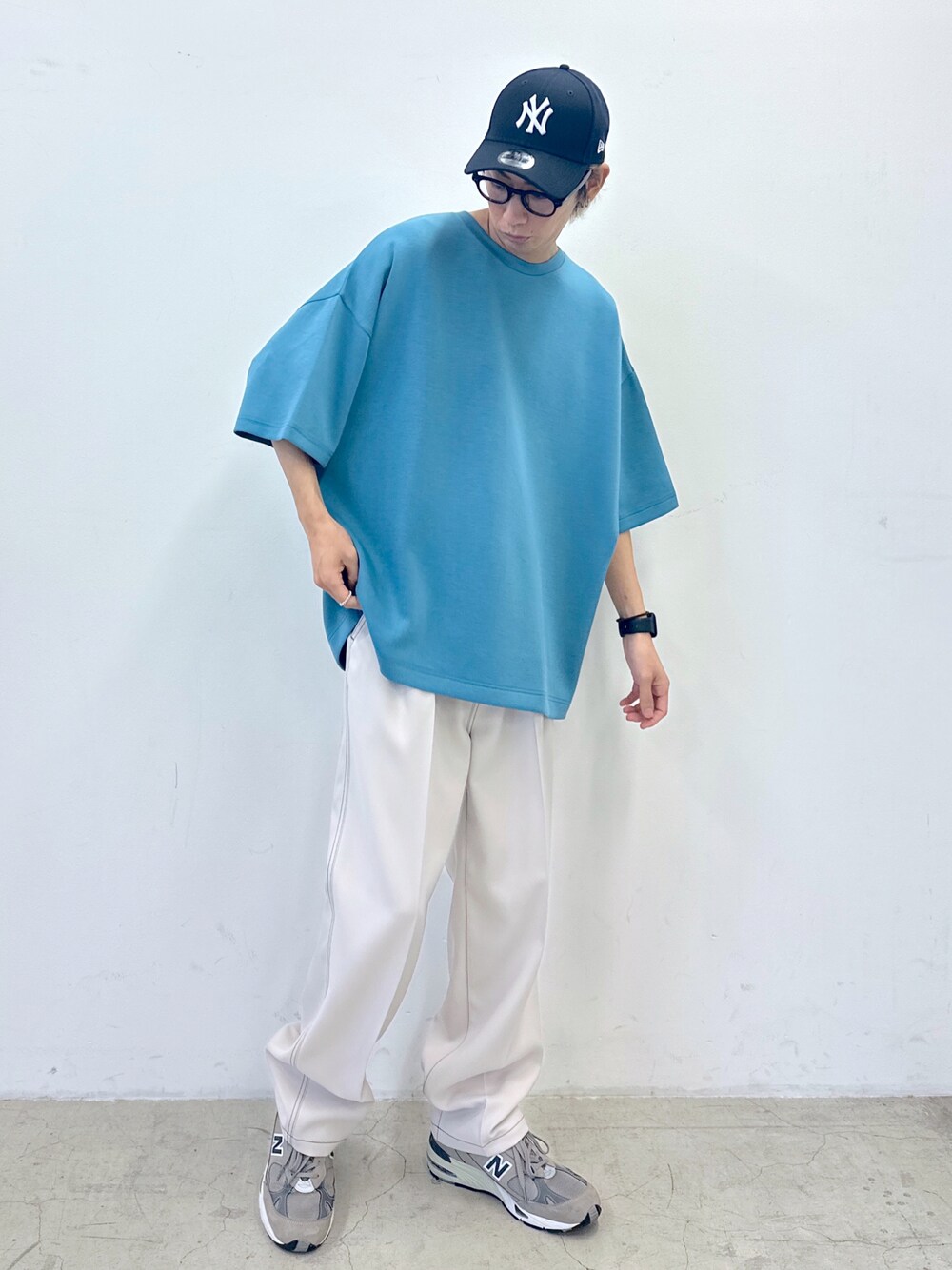 ブルー系のTシャツ/カットソー、ホワイト系のスラックス、その他のキャップを着用したメンズの春コーディネートの1枚目の写真