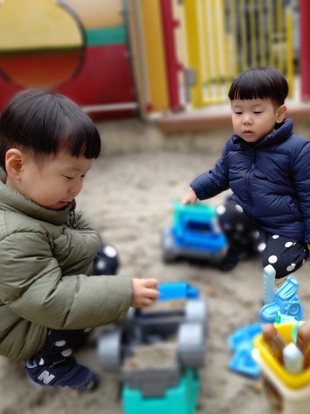 「キッズコーデ、キッズファッション、双子コーデ、双子、公園コーデ」｜「UNIQLOのアイテム（ダウンジャケット/コート、ブルー系）」を使った、ackeyさん（レディース・158cm）の冬コーディネートの1枚目の写真