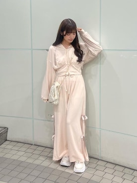 「MAJESTIC LEGON（マジェスティックレゴン）の2WAYデコリボンスニーカー（スニーカー、ホワイト系）」を使った、さえさん（レディース・155cm）の春コーディネート
