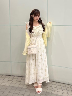 「MAJESTIC LEGON（マジェスティックレゴン）のフラワークリアヒールフリルサンダル（サンダル、ホワイト系）」を使った、さえさん（レディース・155cm）の春コーディネート