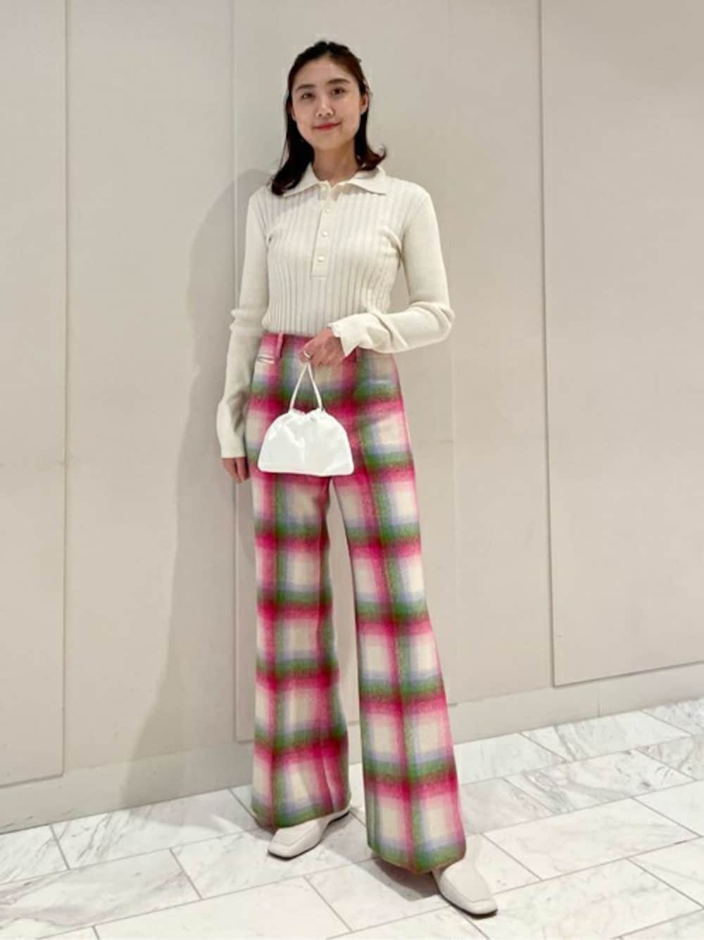 ベージュ系のニット/セーター、ピンク系のその他パンツを着用したレディースの冬コーディネートの1枚目の写真