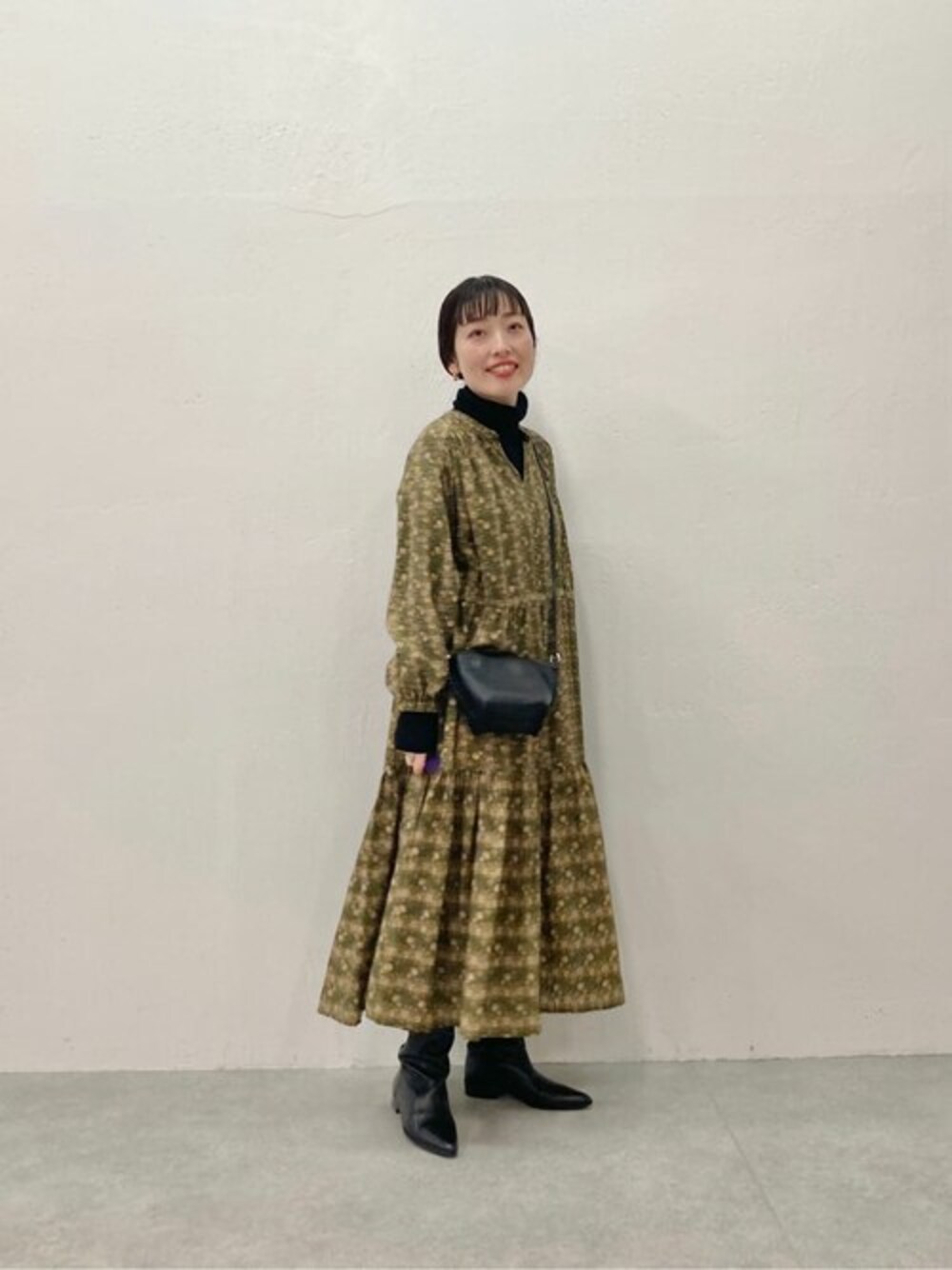 「ワンピース、ロングブーツ、ミニショルダー、フラワープリント、ゆったり、きれい目カジュアル、ファビオルスコーニ、ティアードワンピース、ビアズリー、BEARDSLEY」｜「BEARDSLEYのプリントティアードワンピ（ワンピース、グリーン系）」を使った、hira051さん（レディース・158cm）の冬コーディネートの1枚目の写真