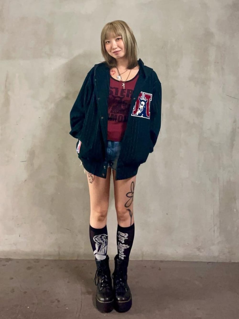 レッド系のTシャツ/カットソー、ブラック系のパーカー、シルバー系のネックレスを着用したレディースの秋コーディネートの1枚目の写真