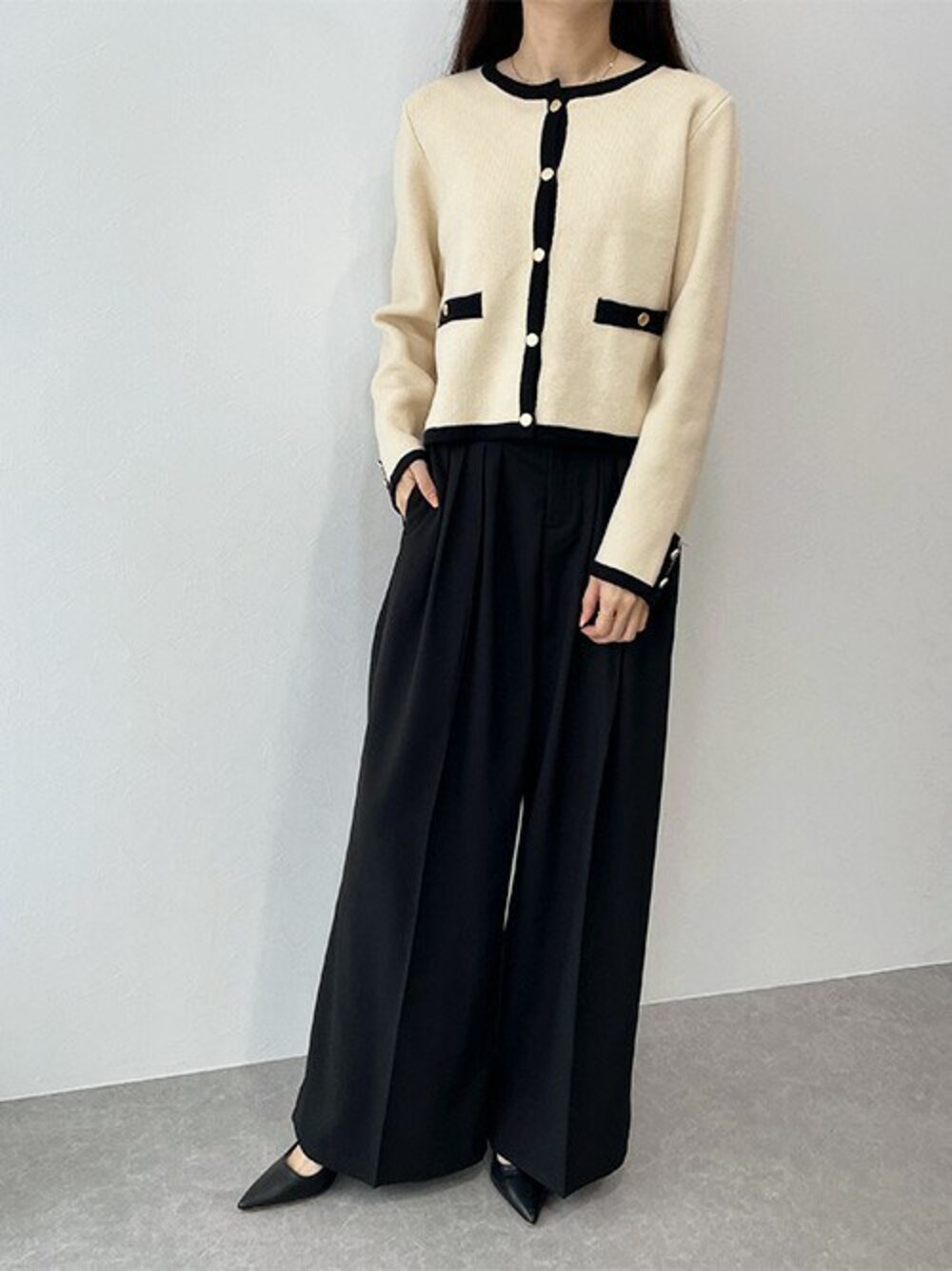 金ボタンノーカラーニットジャケットを使った人気ファッション