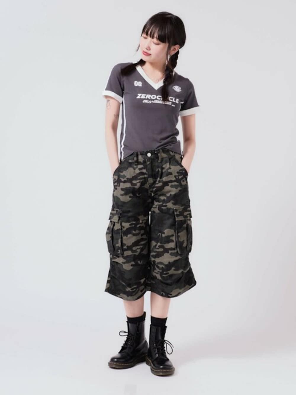 グレー系のTシャツ/カットソー、その他のカーゴパンツを着用したレディースの夏コーディネートの1枚目の写真