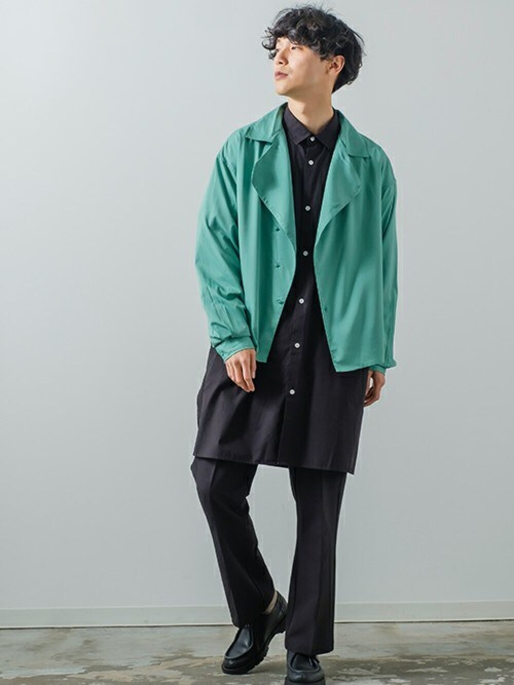 「ビッグシルエット、カラーパンツ、スラックス、ロングシャツ、レイヤードスタイル、シャツジャケット、モード、フレアパンツ、シャツスタイル、おしゃれさんと繋がりたい」｜「improvesのアシンメトリー ショート丈 シャツジャケット（その他アウター、グリーン系）」を使った、improves_officialさん（メンズ・178cm）の冬コーディネートの1枚目の写真
