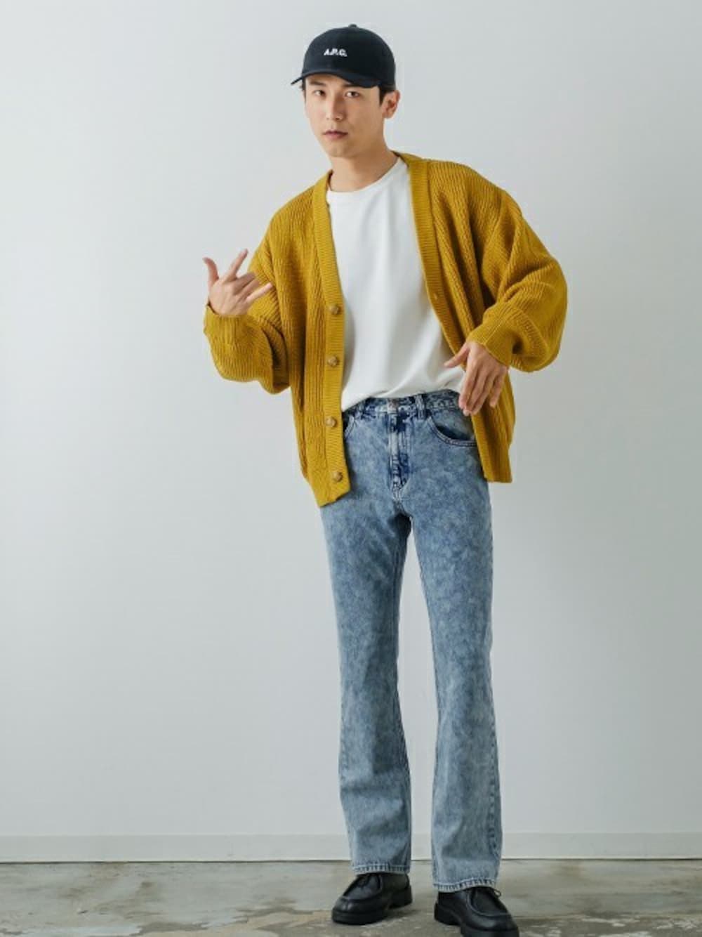 「カーディガン、キャップ、レイヤードスタイル、ロンT、デニムパンツ、きれいめカジュアル、フレアパンツ、秋コーデ、おしゃれさんと繋がりたい、improves」｜「improvesの【improves】ハイバルキー 総片畔 オーバーサイズ Vネック カーディガン（カーディガン/ボレロ、イエロー系）」を使った、improves_officialさん（メンズ・178cm）の秋コーディネートの1枚目の写真