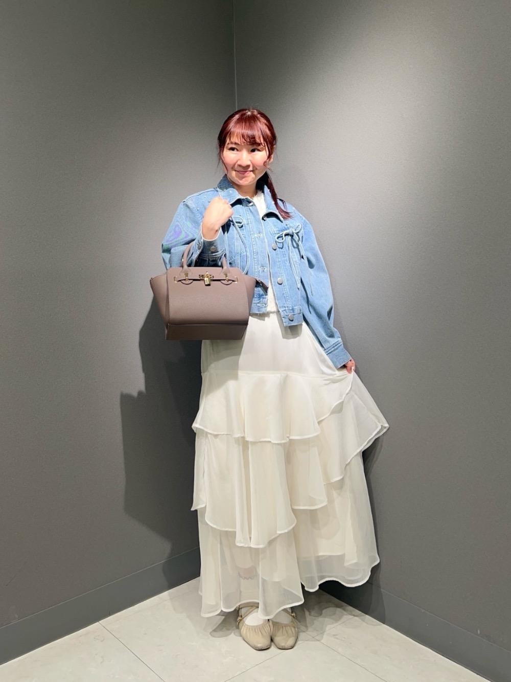 「デニム、ビジュー、大人カジュアル、デート、春ニット、MAJESTIC LEGON、マジェスティックレゴン、骨格ウェーブ、スカート 、ブルべ夏」｜「MAJESTIC LEGONの【WEB限定XLサイズあり】レディギャザーストラップパンプス（パンプス、ホワイト系）」を使った、りっかさん（レディース・156cm）の春コーディネートの1枚目の写真