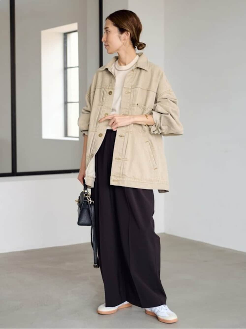 ベージュ系のデニムジャケット、ホワイト系のTシャツ/カットソーを着用したレディースの秋コーディネートの1枚目の写真