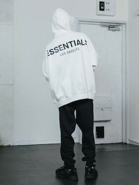 「FOG ESSENTIALS（エフオージーエッセンシャルズ）のアイテム（パーカー）」を使った、ROOPTOKYOKSさん（メンズ・180cm）の冬コーディネート