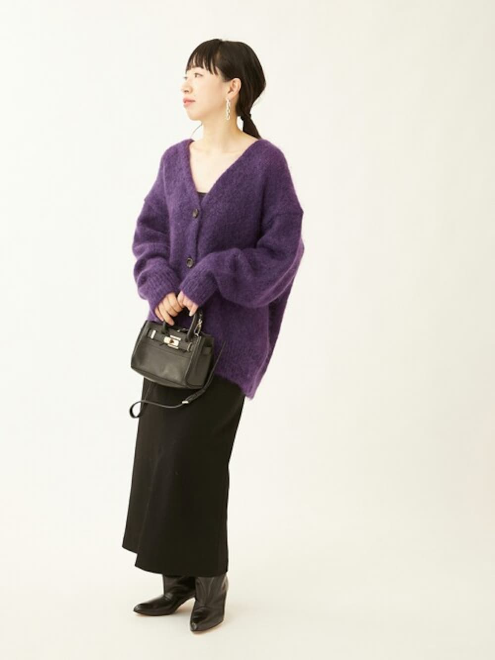 パープル系のカーディガン/ボレロを着用したレディースの秋コーディネートの1枚目の写真