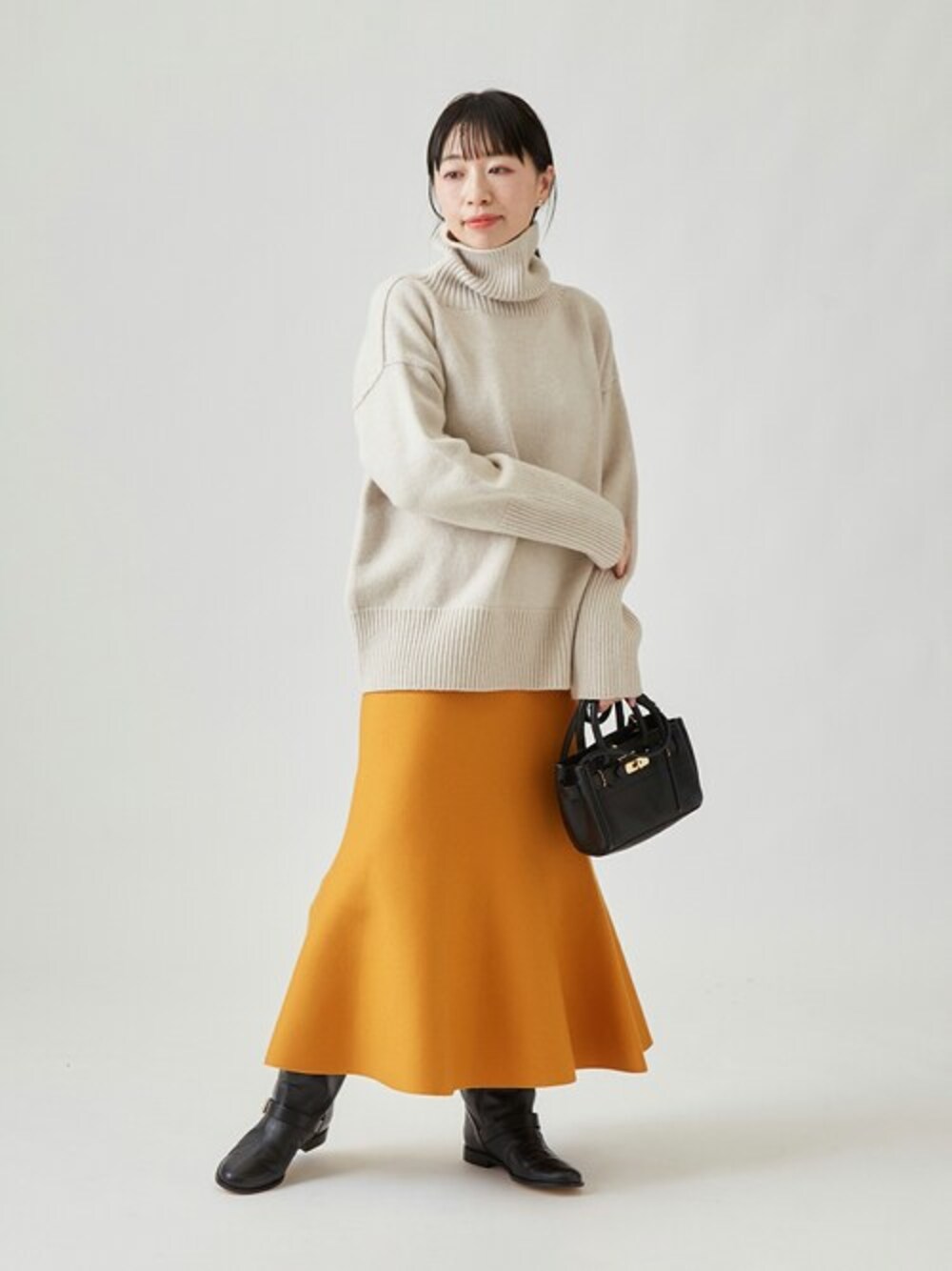 その他のスカートを着用したレディースの秋コーディネートの1枚目の写真