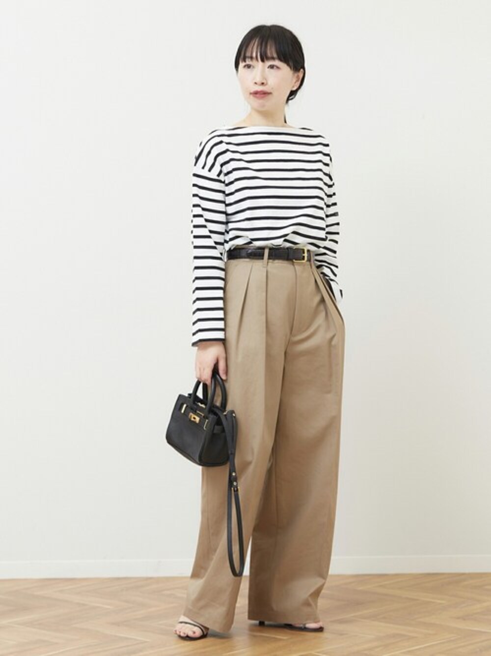 ブラック系のTシャツ/カットソーを着用したレディースの春コーディネートの1枚目の写真