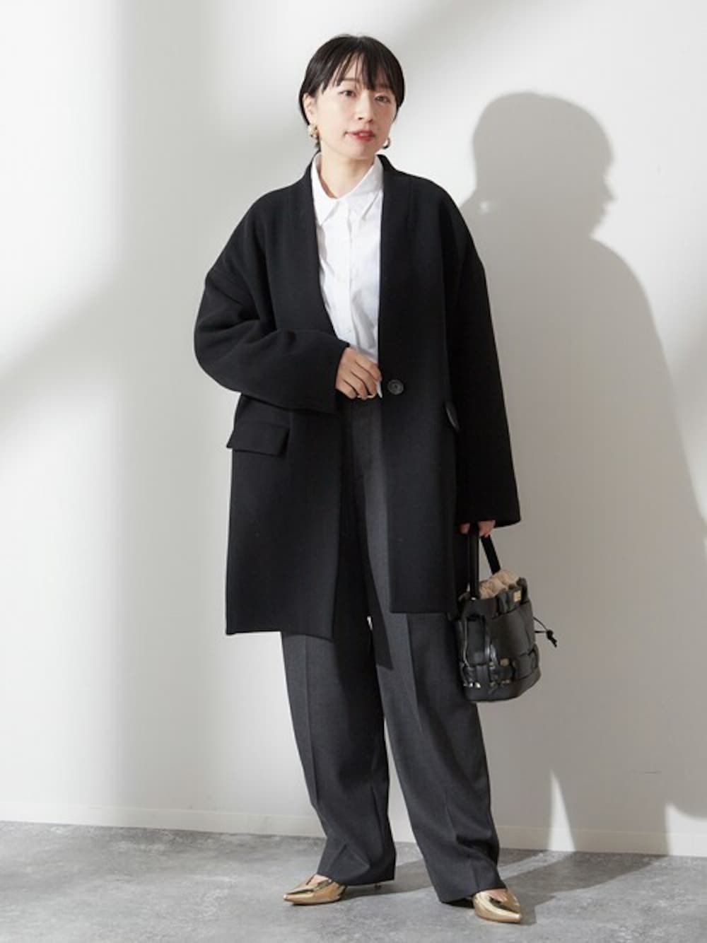 ブラック系のその他アウターを着用したレディースの秋コーディネートの1枚目の写真