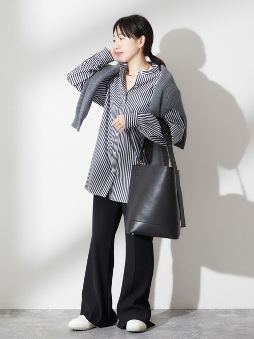 ブルー系のシャツ/ブラウスを着用したレディースの秋コーディネートの1枚目の写真