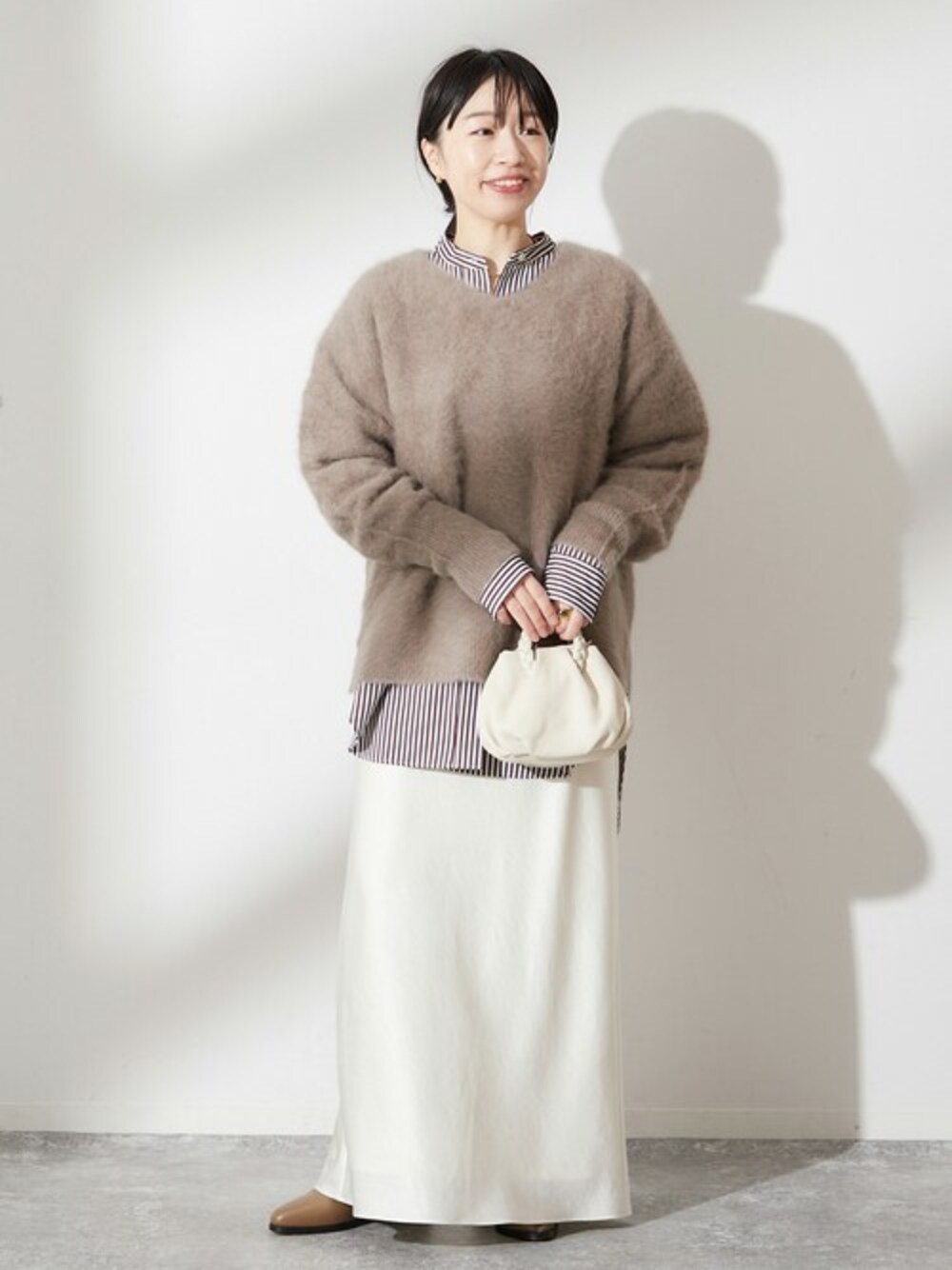 ブラウン系のシャツ/ブラウスを着用したレディースの秋コーディネートの1枚目の写真