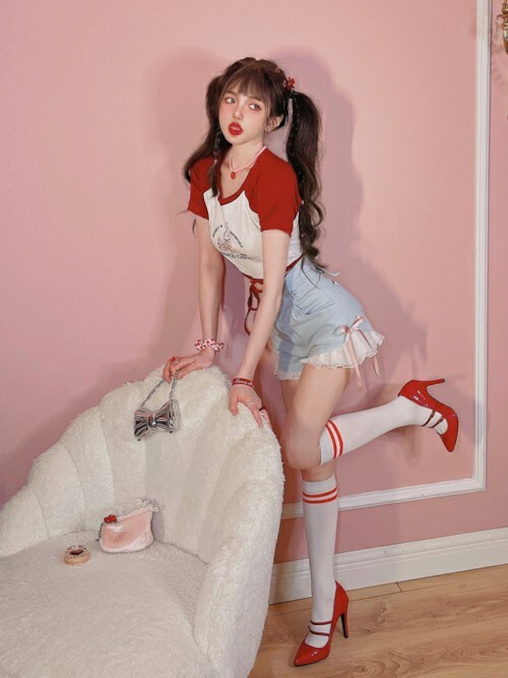 レッド系のTシャツ/カットソー、ブルー系のデニムスカートを着用したレディースの夏コーディネートの1枚目の写真