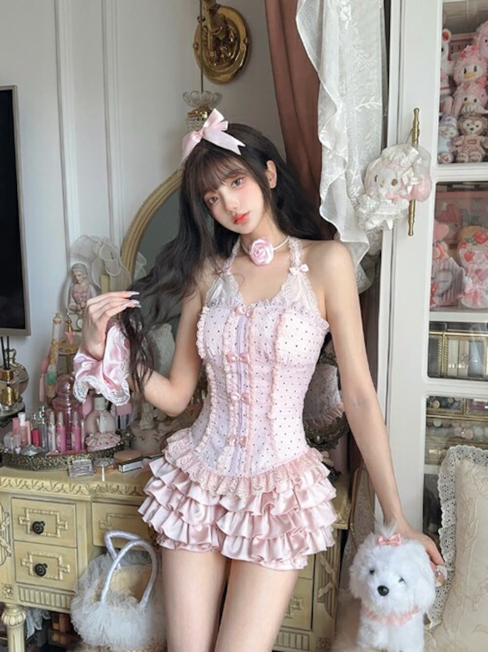 ピンク系のキャミソール、ピンク系のキャミソール、ピンク系のスカートを着用したレディースの春コーディネートの1枚目の写真