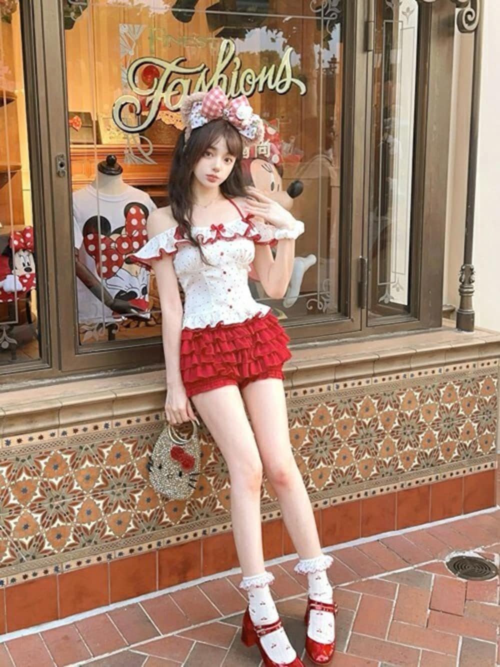 「オフショルダー、ディズニーコーデ、いちご、かぼちゃパンツ、ガーリーコーデ、Bobon21、ボボンニジュウイチ」｜「Bobon21のドット柄ホルターネックオフショルダー-全２色-（シャツ/ブラウス、ホワイト系）」を使った、Bobon21さん（骨格ナチュラル・レディース・155cm）の夏コーディネートの1枚目の写真
