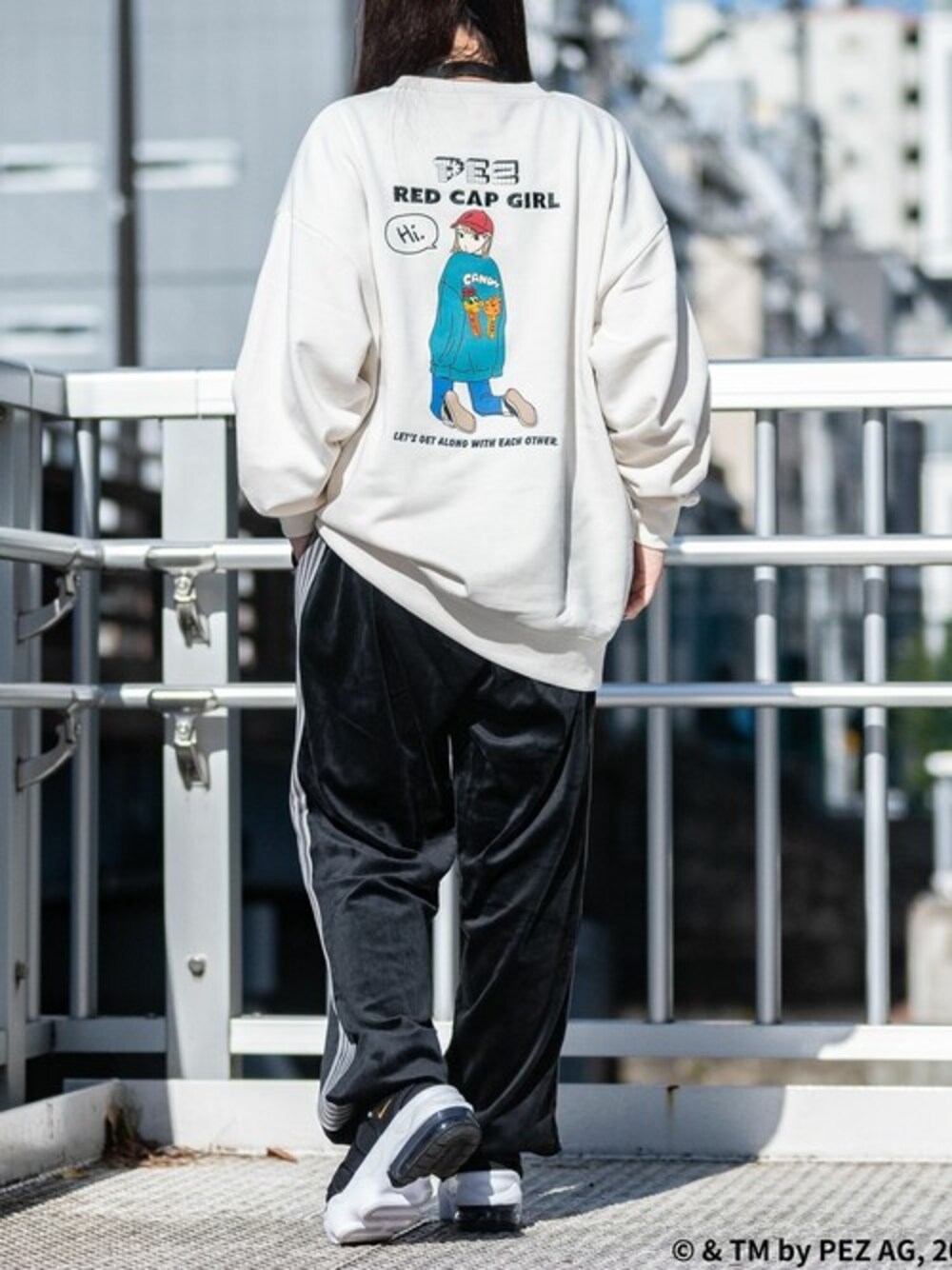 「スウェット、ストリート、ジャージ、トラックパンツ、ジャージーパンツ、ジャージコーデ、PEZ、スウェットコーデ、johnscloset、redcapgirl」｜「Red Cap Girlの【a-r】〔PEZ×RedCapGirl〕イラスト刺繍＆プリント オーバーサイズスウェット（スウェット、ホワイト系）」を使った、wwwearさん（レディース・155cm）の春コーディネートの1枚目の写真