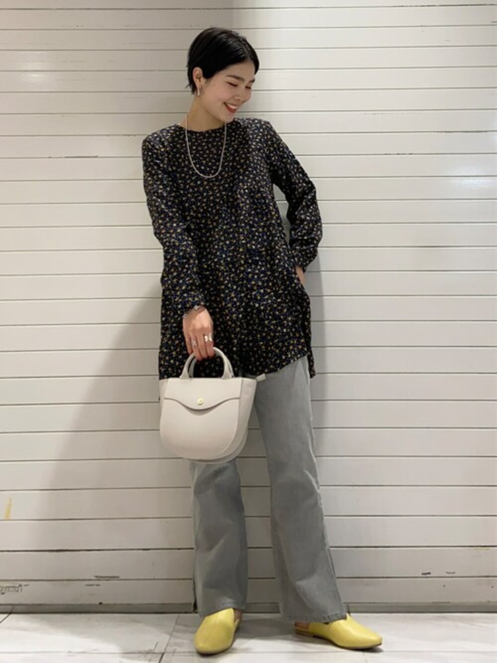 「Green Parks」｜「Green　Parksの花柄ティアードチュニック（Tシャツ/カットソー、ブラック系）」を使った、SAKAWAさん（レディース・161cm）の冬コーディネートの1枚目の写真