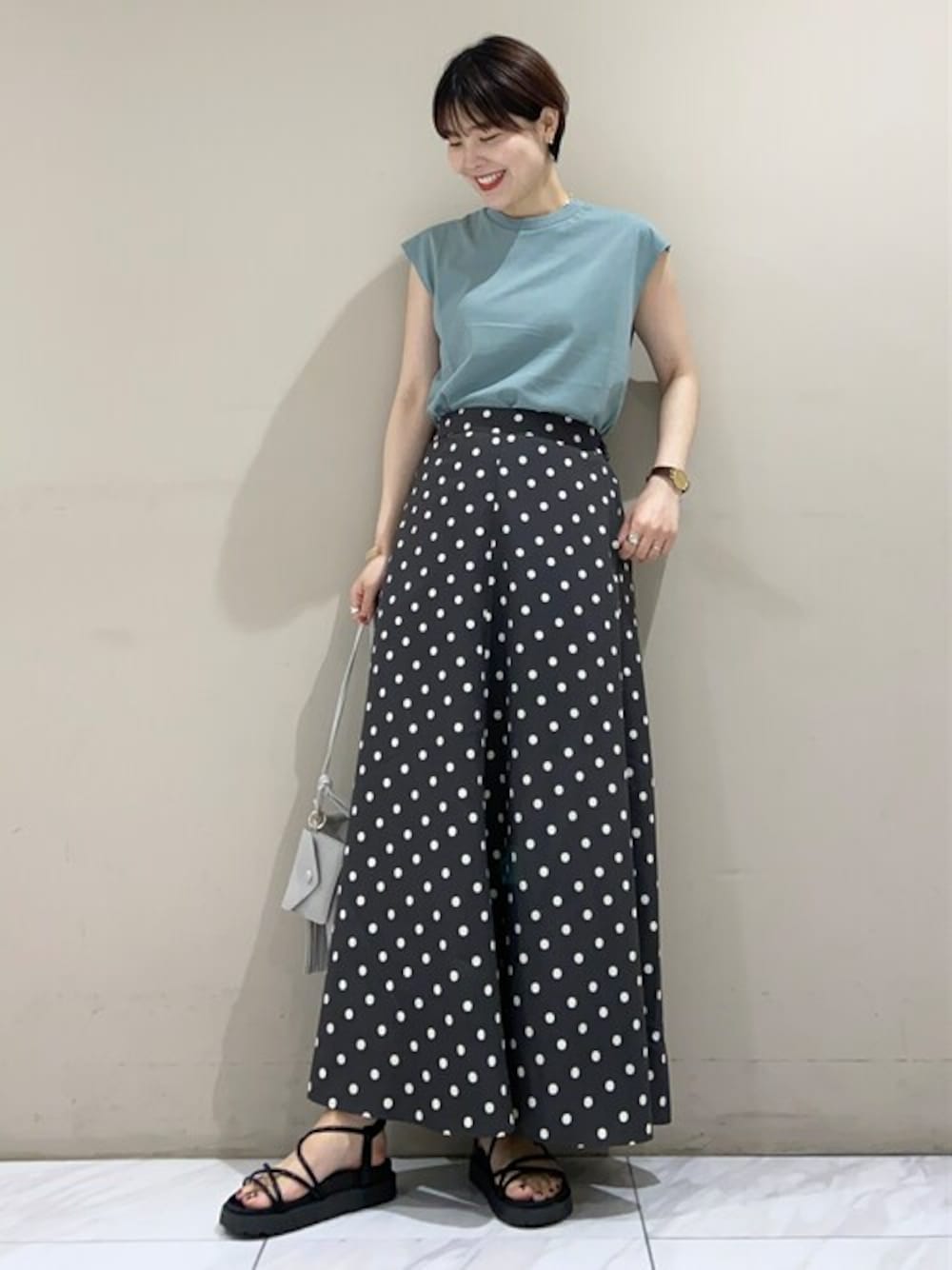 「グリーンパークス、Green Parks」｜「Green　Parksの汗染み防止 ノースリーブプルオーバー（Tシャツ/カットソー、ブルー系）」を使った、SAKAWAさん（レディース・161cm）の夏コーディネートの1枚目の写真