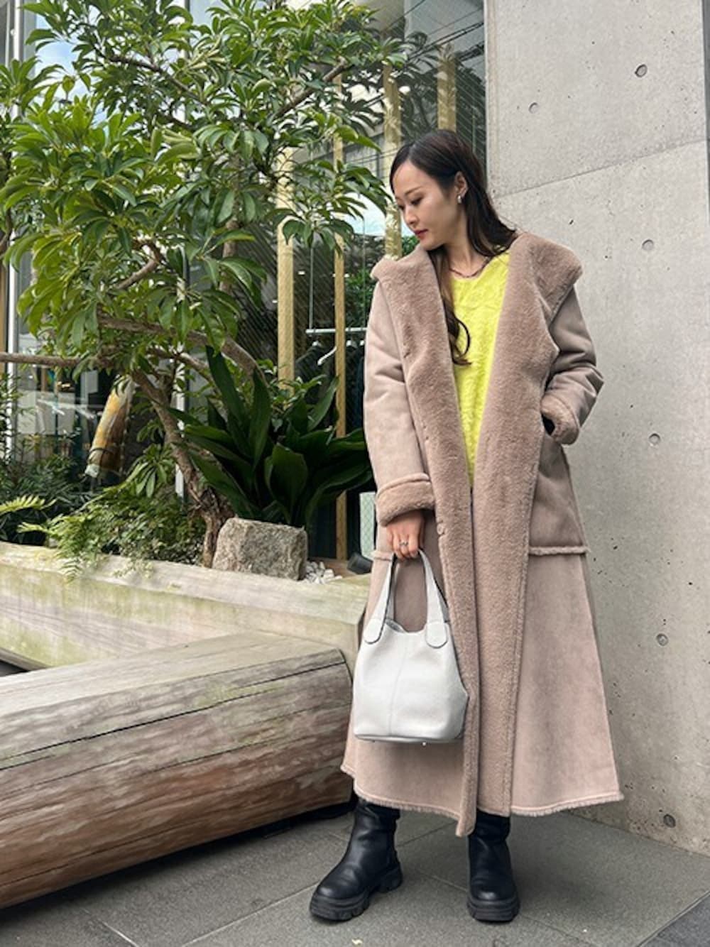 グレー系のトートバッグを着用したレディースの冬コーディネートの1枚目の写真