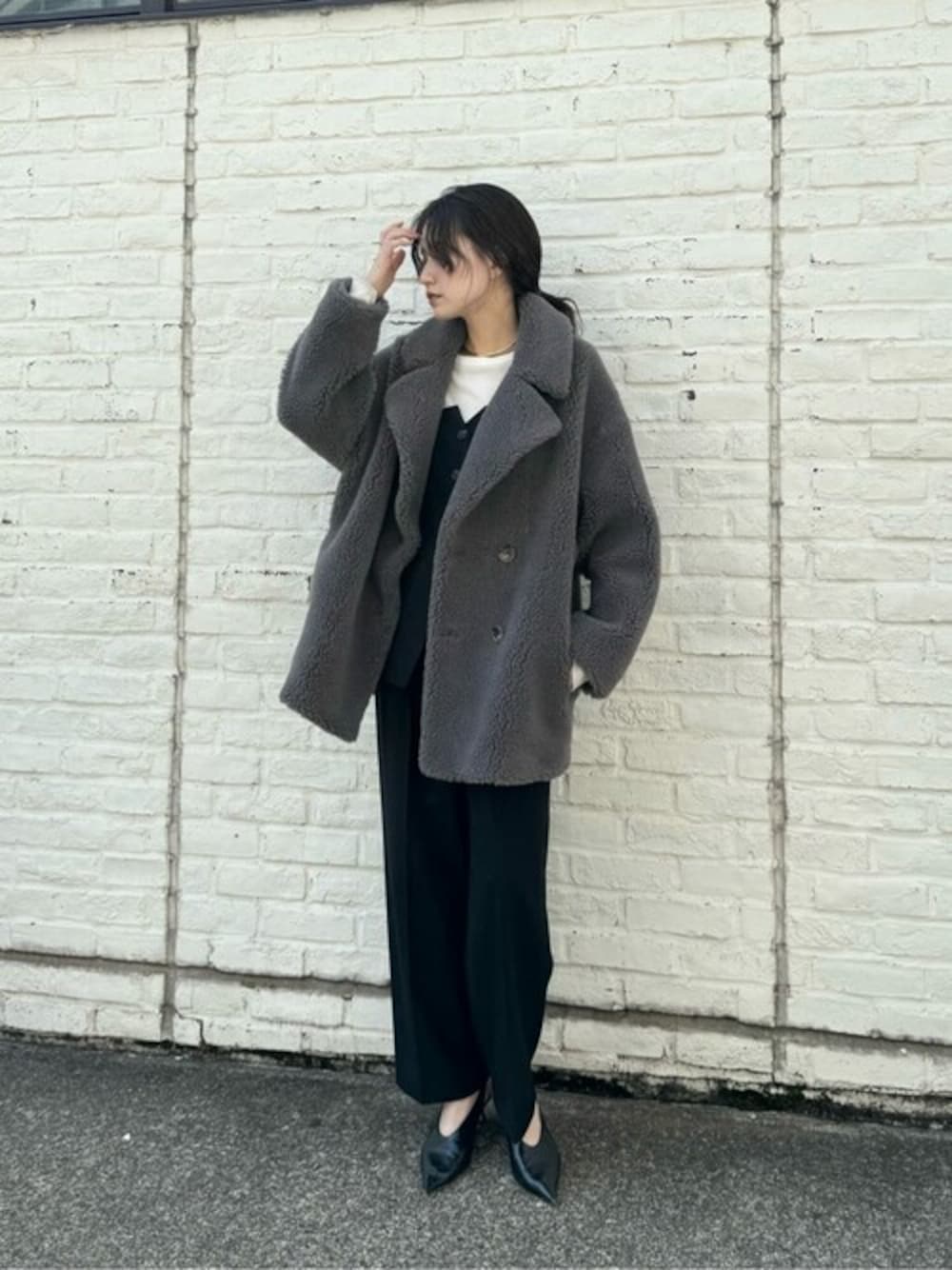 グレー系のその他アウター、ホワイト系のTシャツ/カットソー、ブラック系のベストを着用したレディースの秋コーディネートの1枚目の写真