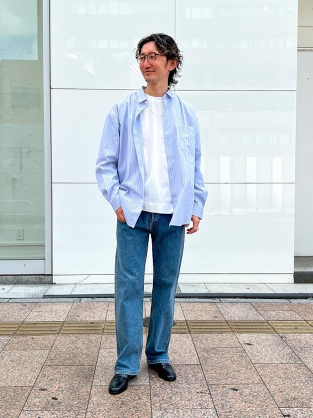 グレー系のシャツ/ブラウス、ブルー系のデニムパンツ、ブラック系のローファーを着用したメンズの夏コーディネートの1枚目の写真