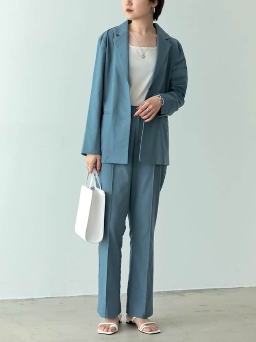 ホワイト系のタンクトップ、ブルー系のその他パンツ、ホワイト系のショルダーバッグを着用したレディースの春コーディネートの1枚目の写真