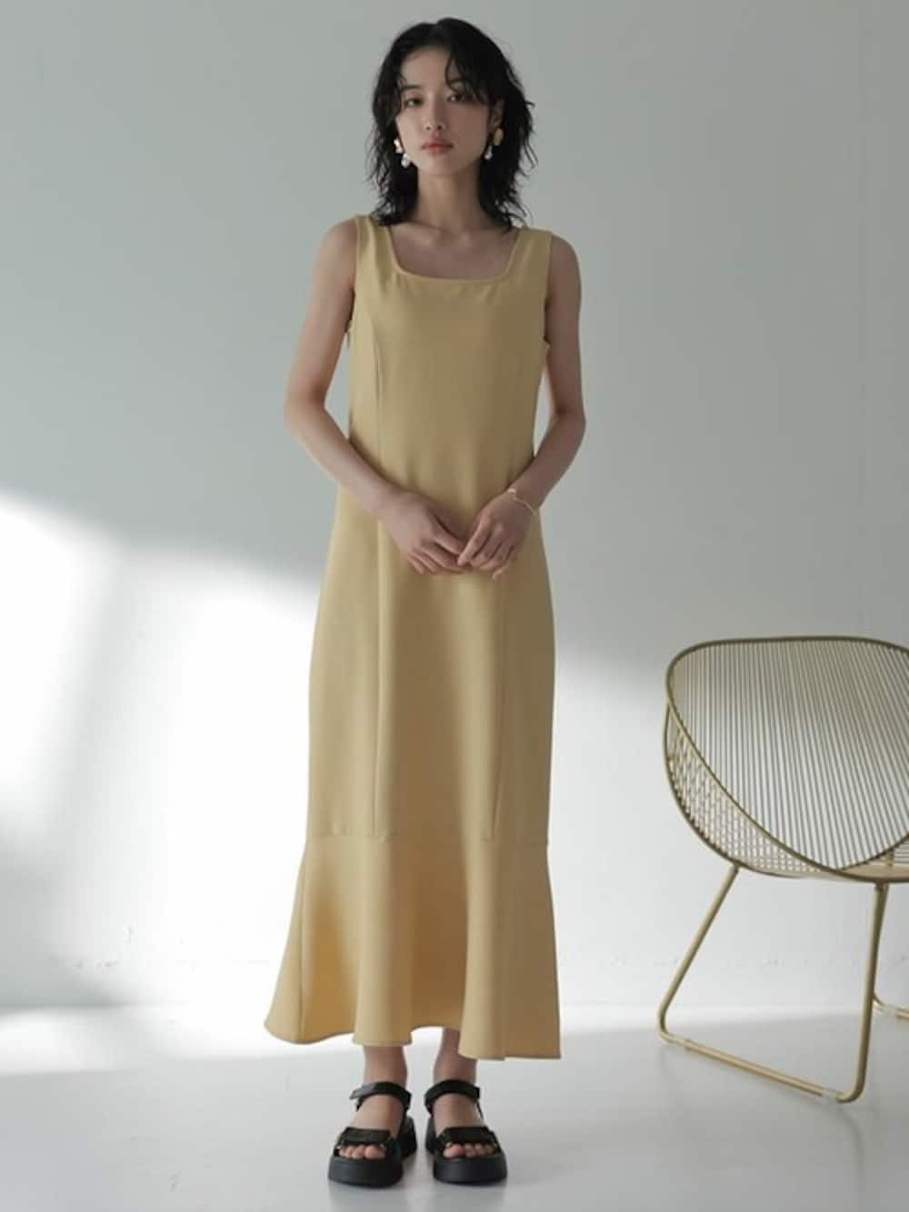 「ワンピース、シンプルコーデ、コレクション、夏コーデ、ノースリーブワンピース、スポーツサンダル、Re:EDIT、リエディ、リエディ(Re:EDIT)、リラクシ―コーデ」｜「Re:EDITのストレッチツイルぺプラムヘムノースリーブワンピース（ワンピース、イエロー系）」を使った、reedit_officialさん（レディース・162cm）の春コーディネートの1枚目の写真