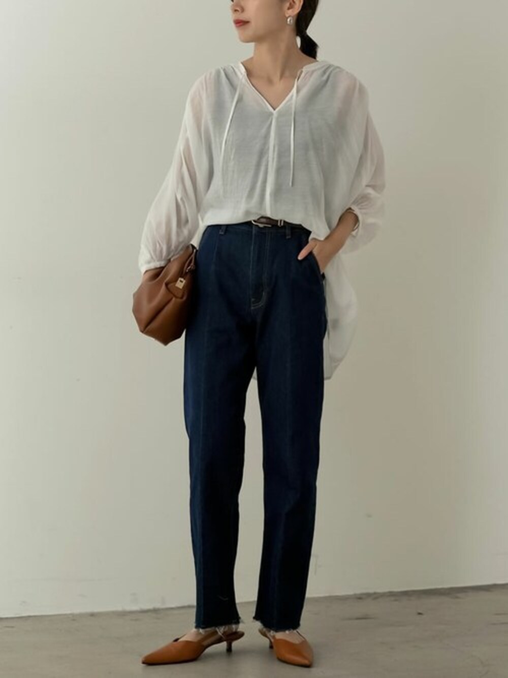 「デニム、ブラウス、ローヒール、ポインテッドトゥ、ブラウス×デニム、カフタン、Re:EDIT、リエディ、シアートップス、リエディ(Re:EDIT)」｜「Re:EDITのシアーカフタンチュニックブラウス（シャツ/ブラウス、ホワイト系）」を使った、reedit_officialさん（レディース・162cm）の夏コーディネートの1枚目の写真