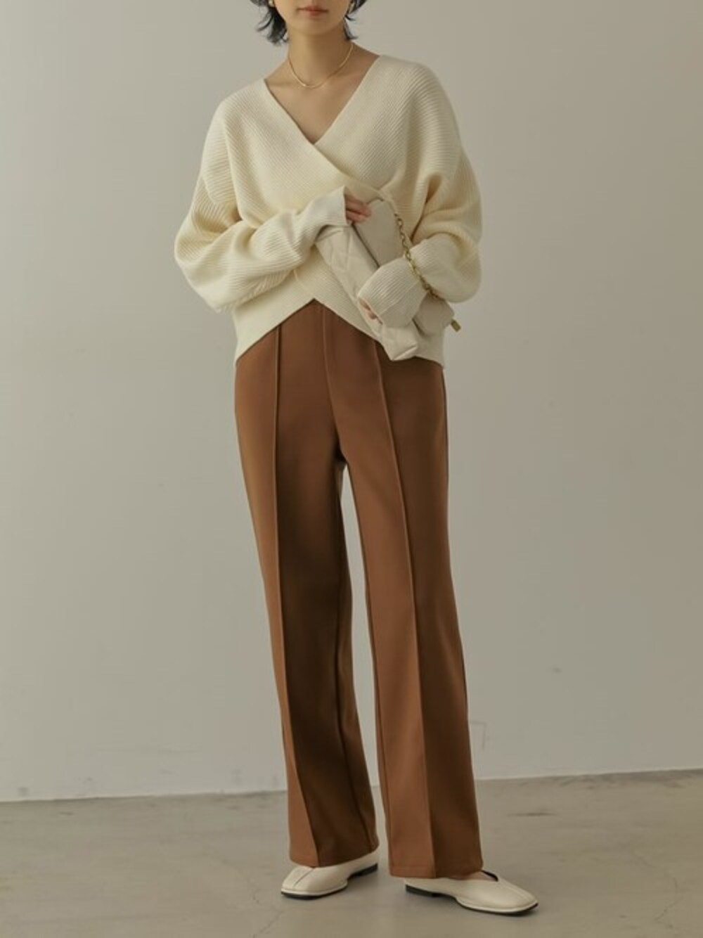 「カシュクール、フラットシューズ、リラックススタイル、ストレートパンツ、シンプルコーデ、デザインニット、秋コーデ、Re:EDIT、リエディ、リエディ(Re:EDIT)」｜「Re:EDITのフロントカシュクールニットトップス（ニット/セーター、ホワイト系）」を使った、reedit_officialさん（レディース・162cm）の秋コーディネートの1枚目の写真