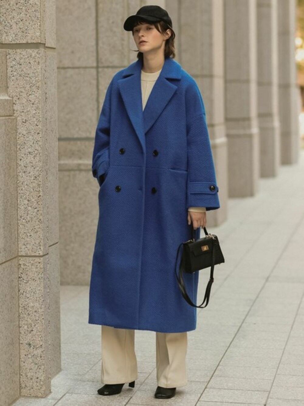 「ニット、冬コーデ、大人カジュアル、ミドルブーツ、ストレートパンツ、フェイクレザー、collection、Re:EDIT、リエディ、リエディ(Re:EDIT)」｜「Re:EDITの[WINTER PRE ORDER]低身長サイズ有]オーバーサイズダブルブレストカラーコート（ピーコート、ブルー系）」を使った、reedit_officialさん（レディース・162cm）の秋コーディネートの1枚目の写真