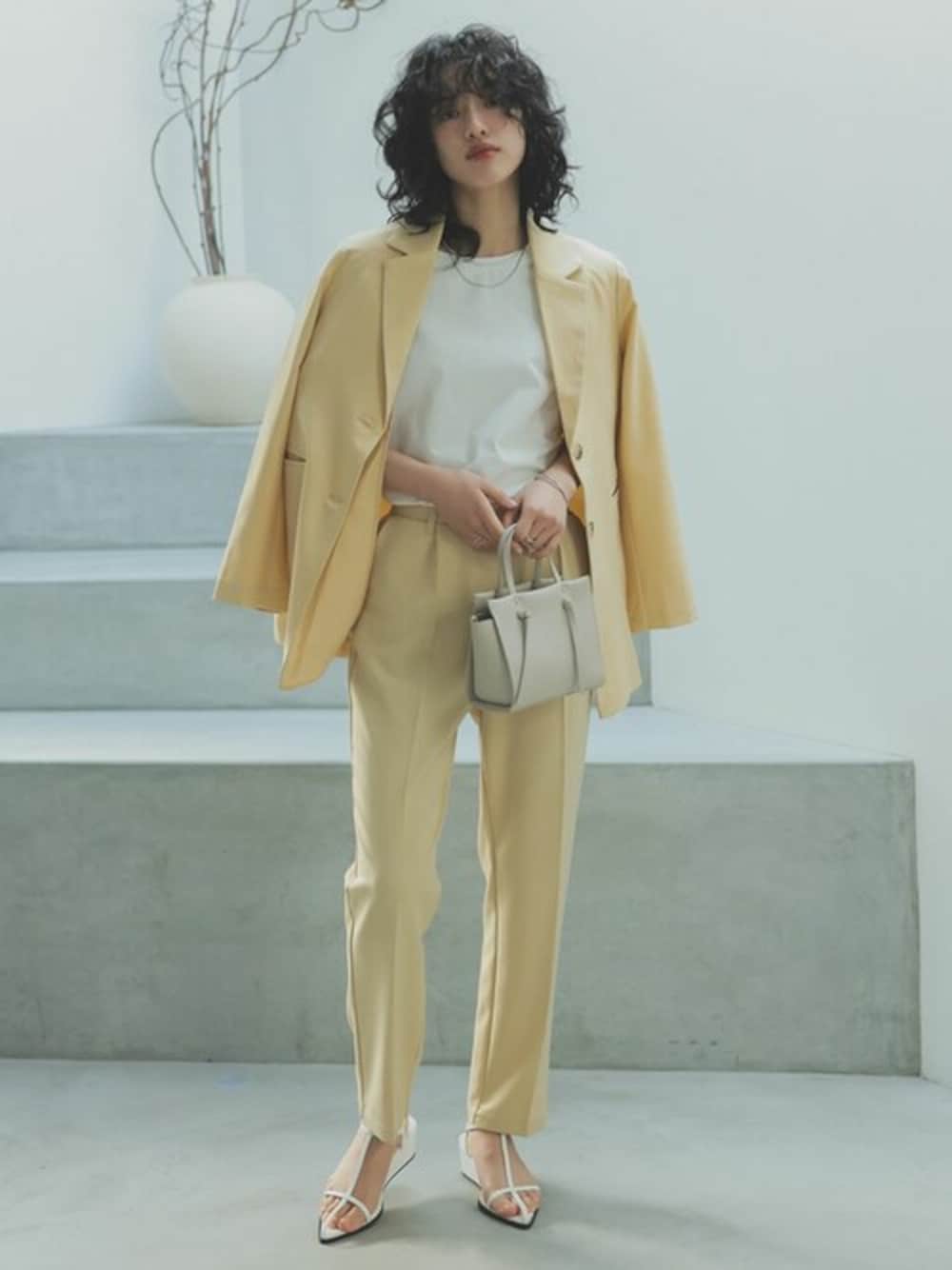 「大人カジュアル、タックパンツ、シンプルコーデ、ジャケットスタイル、春コーデ、カラーコーデ、PREORDER、Re:EDIT、リエディ、リエディ(Re:EDIT)」｜「Re:EDITの[2023S/S PRE ORDER][otonaMUSE別注カラー]MIXストレッチシングルテーラードジャケット（テーラードジャケット、イエロー系）」を使った、reedit_officialさん（レディース・167cm）の冬コーディネートの1枚目の写真
