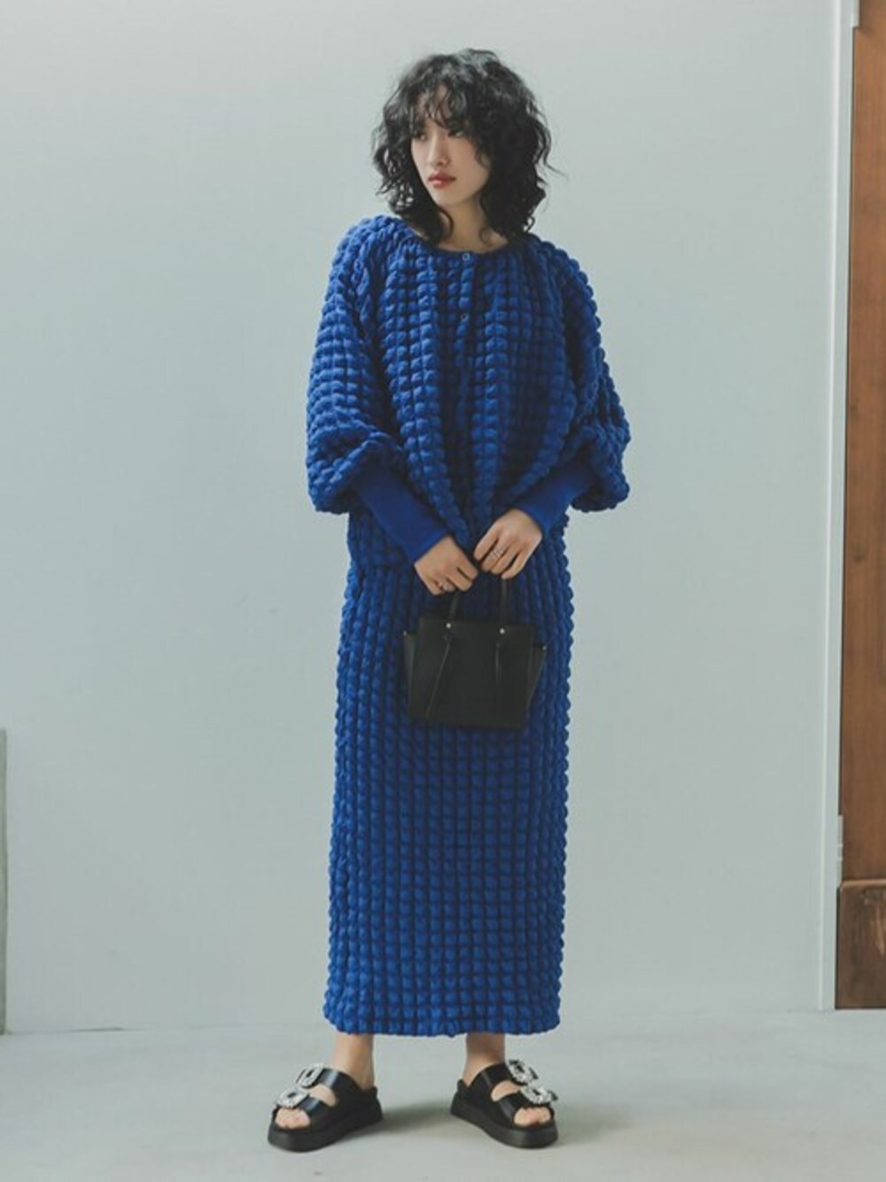 「セットアップ、大人カジュアル、春コーデ、ブルーコーデ、ポップコーントップス、ナロースカート、PREORDER、Re:EDIT、リエディ、リエディ(Re:EDIT)」｜「Re:EDITの[2023S/S PRE ORDER][低身長サイズ有]ポップコーンボリュームスリーブカーディガン（カーディガン/ボレロ、ブルー系）」を使った、reedit_officialさん（レディース・167cm）の冬コーディネートの1枚目の写真