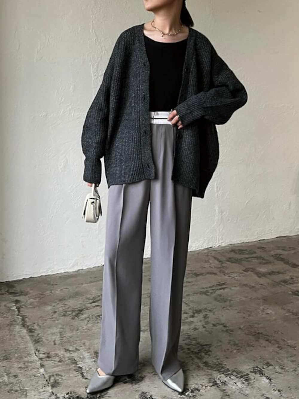 「ブラックコーデ、大人カジュアル、タックパンツ、シンプルコーデ、春コーデ、ミュール、カーディガンコーデ、Re:EDIT、リエディ、リエディ(Re:EDIT)」｜「Re:EDITの[2023S/S COLLECTION][低身長サイズ有]ビッグシルエットリサイクルMIXニットカラーカーディガン（カーディガン/ボレロ、ブラック系）」を使った、reedit_officialさん（レディース・163cm）の冬コーディネートの1枚目の写真