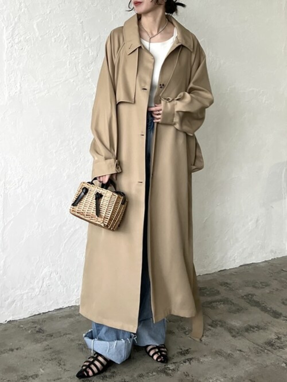 「デニム、大人カジュアル、春アウター、シンプルコーデ、春コーデ、サンダルコーデ、Re:EDIT、リエディ、ボリューム袖、リエディ(Re:EDIT)」｜「Re:EDITの2WAYカラーボリュームスリーブトレンチコート（トレンチコート、ベージュ系）」を使った、reedit_officialさん（レディース・158cm）の春コーディネートの1枚目の写真