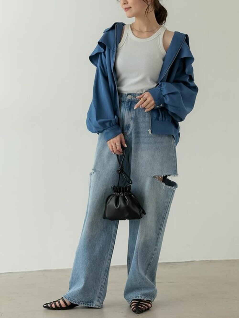 「ブルゾン、大人カジュアル、デニムパンツ、春コーデ、ブルーコーデ、サンダルコーデ、アメスリ、Re:EDIT、リエディ、リエディ(Re:EDIT)」｜「Re:EDITのツイルボリュームスリーブケープブルゾン（ブルゾン、ブルー系）」を使った、reedit_officialさん（レディース・158cm）の春コーディネートの1枚目の写真