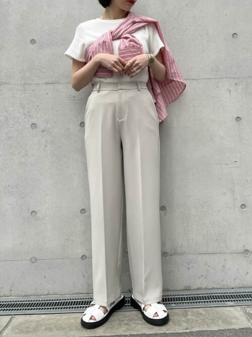 「スラックス、大人カジュアル、シンプルコーデ、春コーデ、スポーツサンダル、ホワイト×ピンク、肩掛けスタイル、Re:EDIT、リエディ、リエディ(Re:EDIT)」｜「Re:EDITの[日本製][小さいサイズ有]ワッフルコットンコンパクトTシャツ（Tシャツ/カットソー、ホワイト系）」を使った、reedit_officialさん（レディース・158cm）の春コーディネートの1枚目の写真