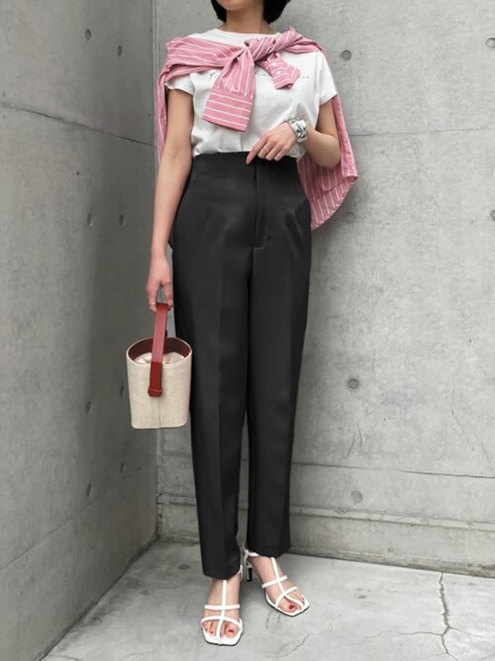 「テーパードパンツ、ロゴT、大人カジュアル、サンダル、シンプルコーデ、春コーデ、肩掛けコーデ、Re:EDIT、リエディ、リエディ(Re:EDIT)」｜「Re:EDITの[2023S/S COLLECTION]フロントロゴフレンチスリーブTシャツ（Tシャツ/カットソー、ホワイト系）」を使った、reedit_officialさん（レディース・158cm）の春コーディネートの1枚目の写真