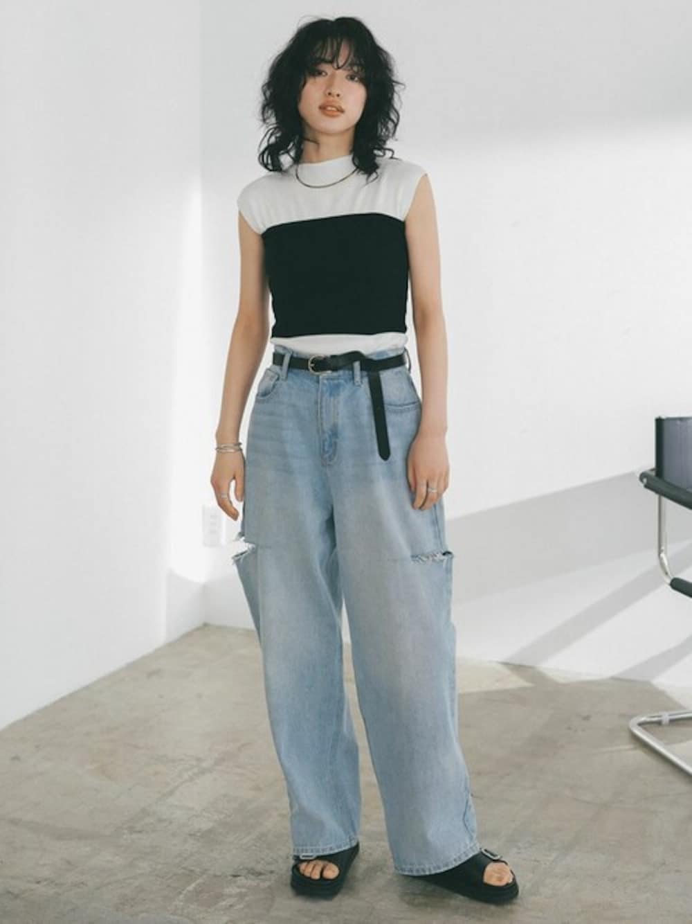 ホワイト系のTシャツ/カットソー、ブルー系のデニムパンツ、ブラック系のサンダルを着用したレディースの春コーディネートの1枚目の写真