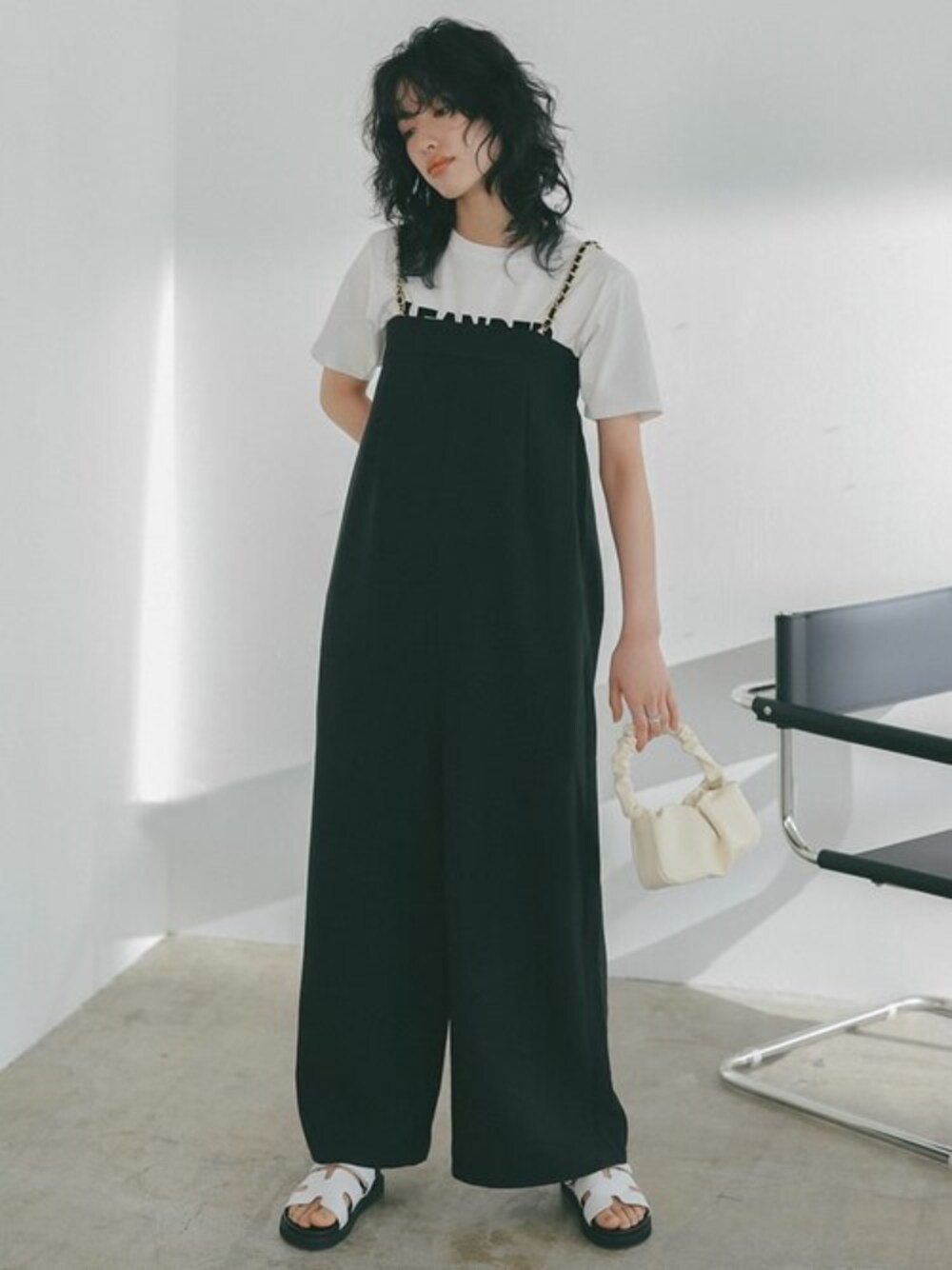 「サロペット、オールインワン、大人カジュアル、春コーデ、プレオーダー、Re:EDIT、リエディ、リエディ(Re:EDIT)」｜「Re:EDITの[2023 SUMMER COLLECTION][接触冷感]フロッキーゴシックロゴTシャツ（Tシャツ/カットソー、ホワイト系）」を使った、reedit_officialさん（レディース・167cm）の春コーディネートの1枚目の写真