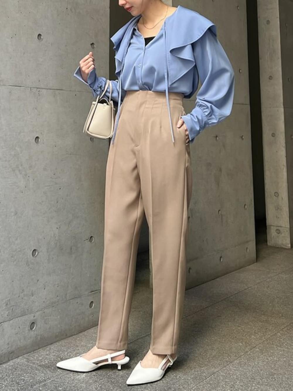 「テーパードパンツ、ブラウス、きれいめカジュアル、ミニバッグ、ミュール、おでかけコーデ、ビッグカラー、Re:EDIT、リエディ、リエディ(Re:EDIT)」｜「Re:EDITのキーネックデザインビッグカラーブラウス（シャツ/ブラウス、ブルー系）」を使った、reedit_officialさん（レディース・158cm）の春コーディネートの1枚目の写真
